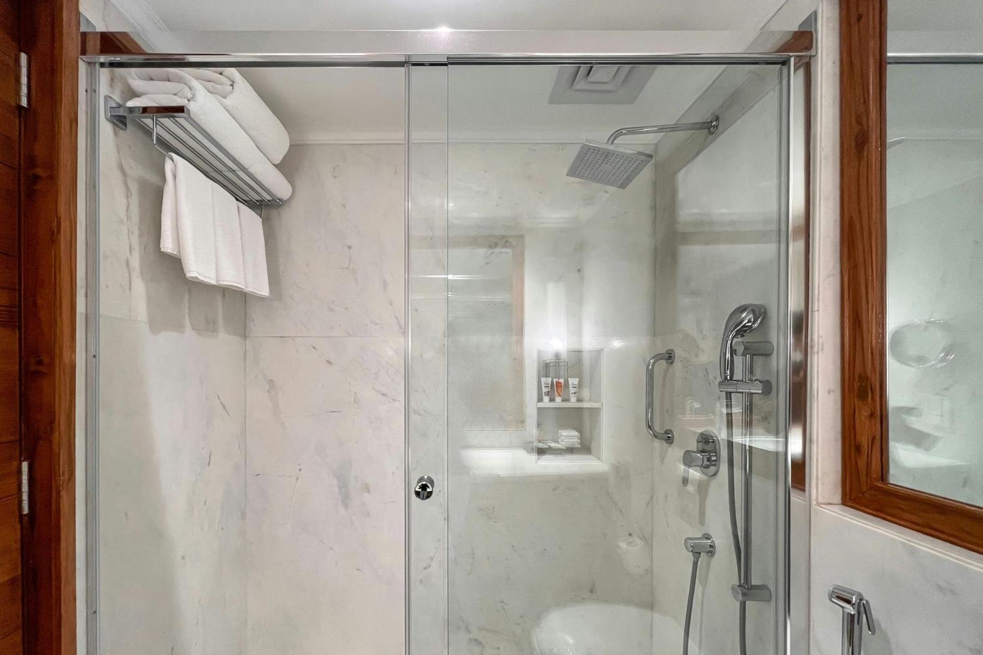 Itc Mughal, A Luxury Collection Resort & Spa, Agra Agra  Exterior foto A shower with a sliding door