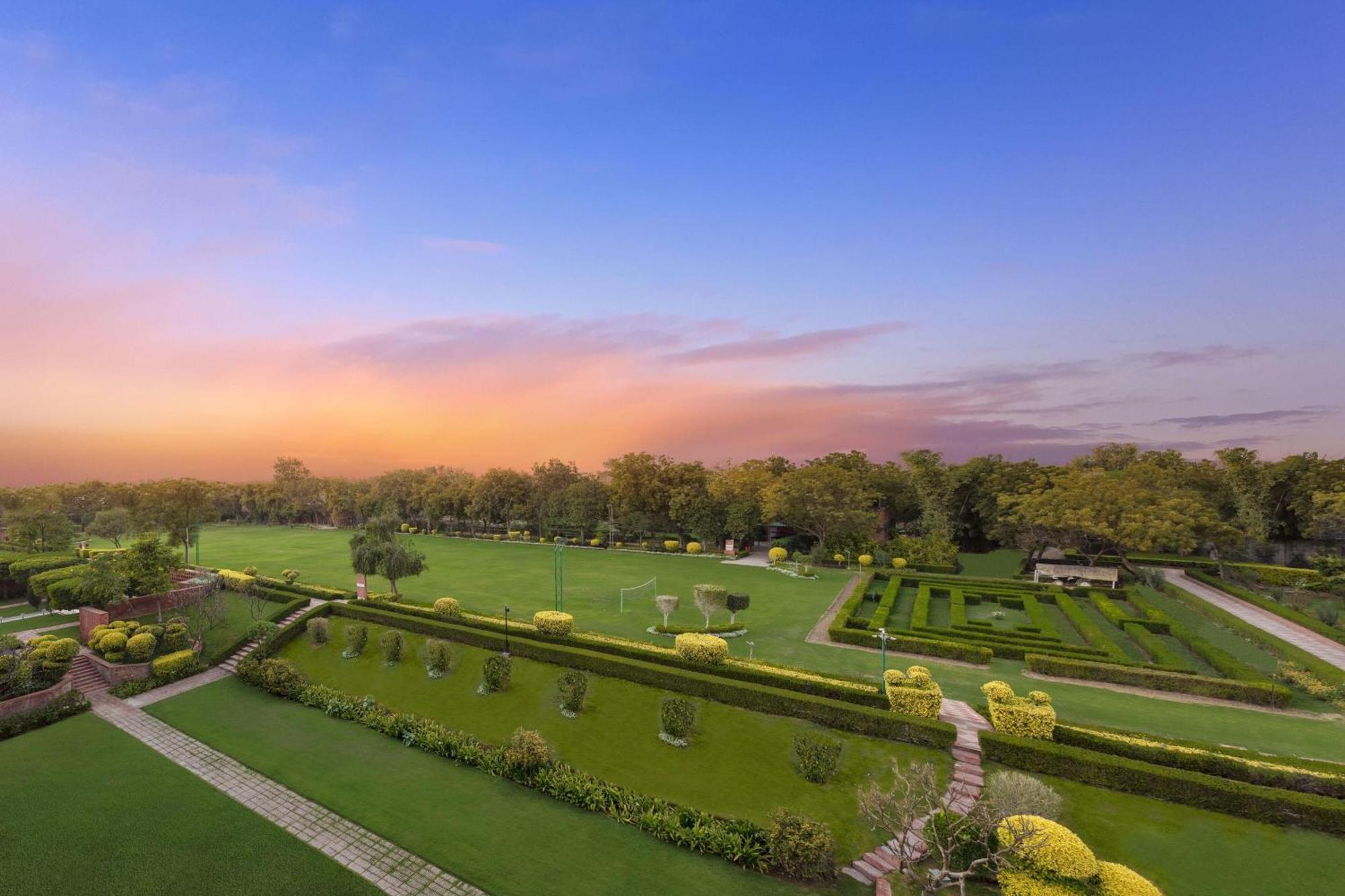 Itc Mughal, A Luxury Collection Resort & Spa, Agra Agra  Exterior foto The gardens of the Taj Mahal Palace